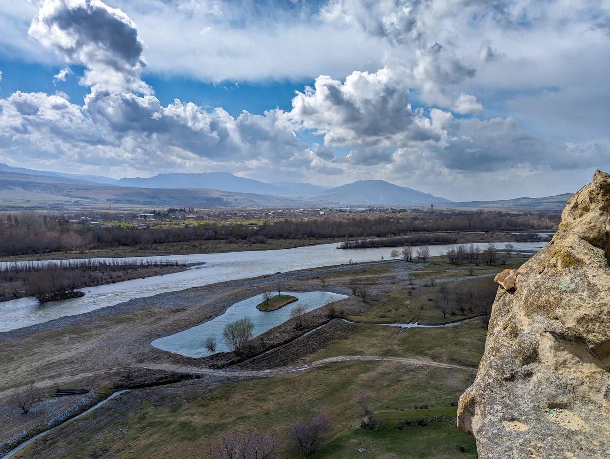 Wide panorama over the Mtkvari river valley from Uplistsikhe
