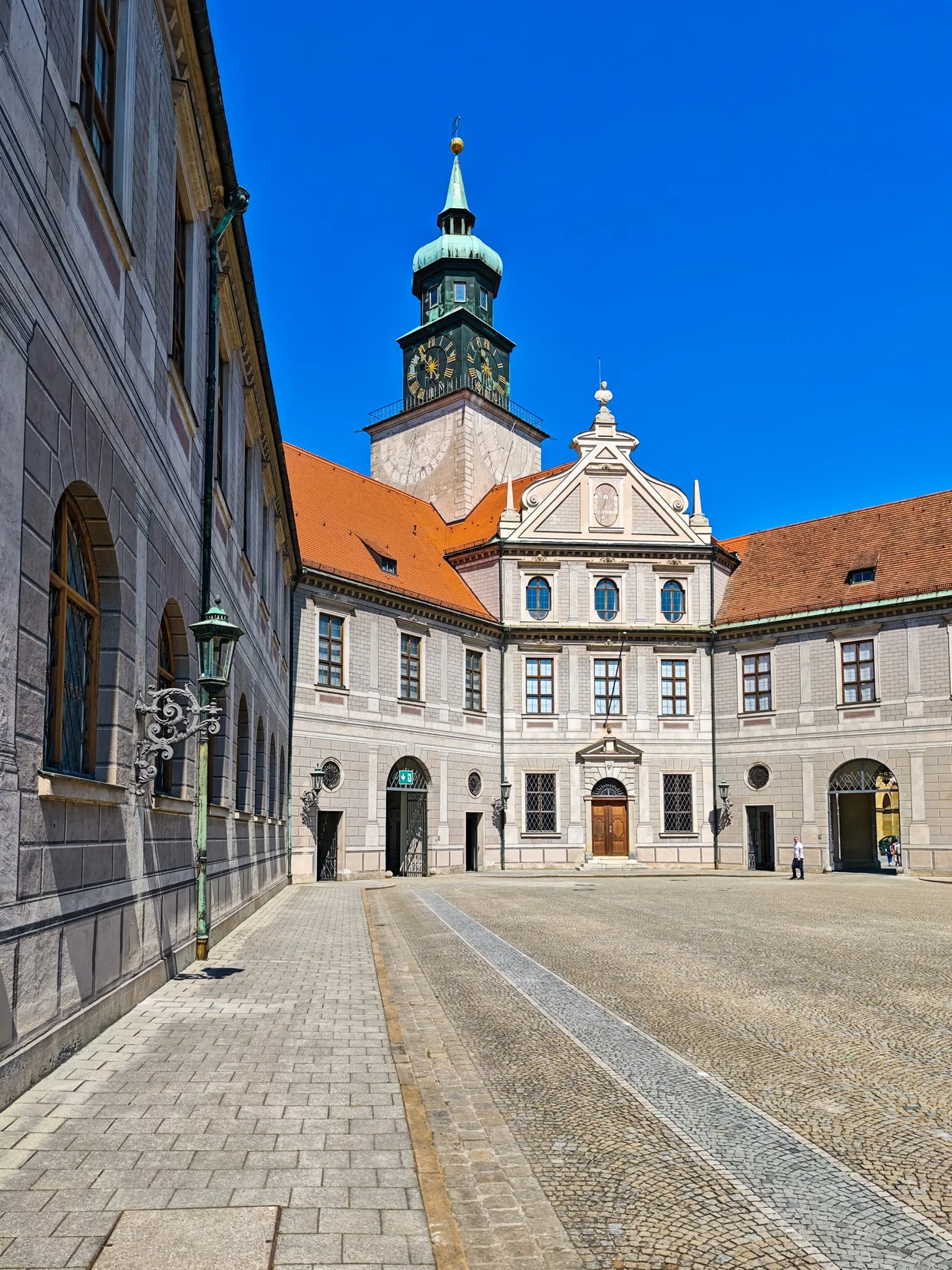 Kapellenhof courtyard of the Residenz with the Antiquariumsturm clock tower