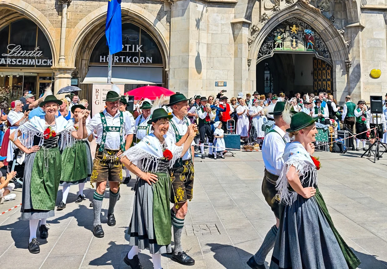Tracht dancers in front of the Neues Rathaus arcades on Marienplatz