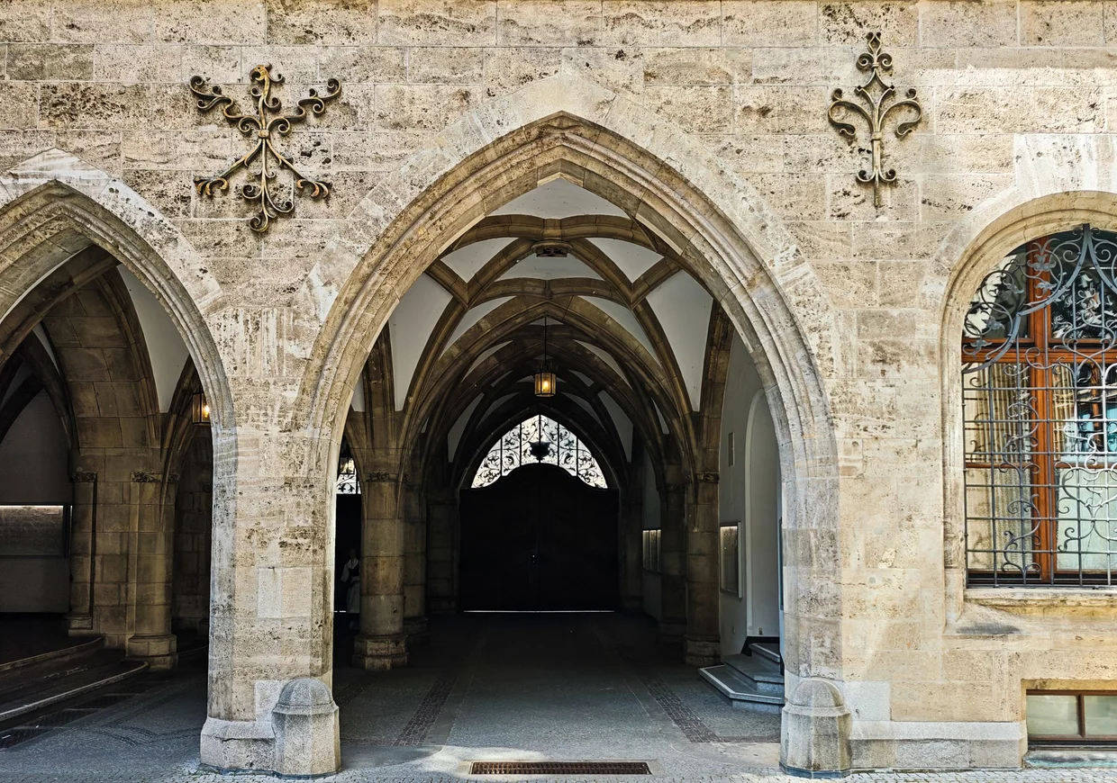 Gothic vaulted arcade entry passage of the Neues Rathaus