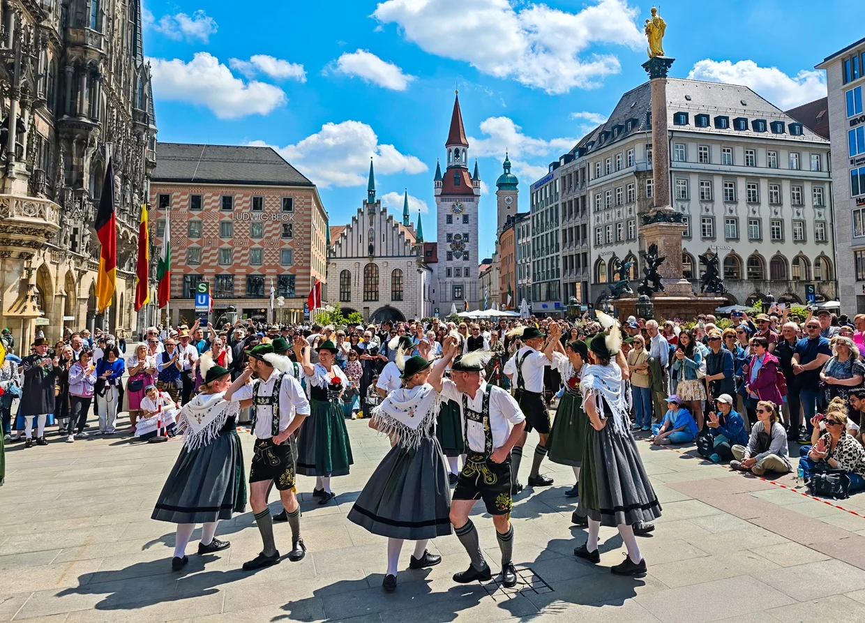 Tracht dancers on Marienplatz with Altes Rathaus and Mariensäule behind
