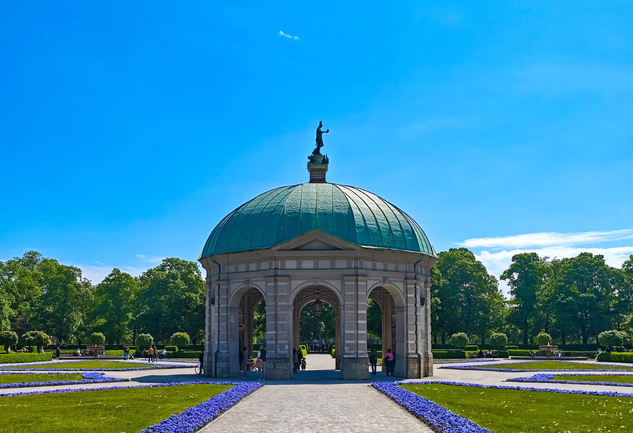 Dianatempel pavilion in the center of the Hofgarten with formal flowerbeds and gravel paths