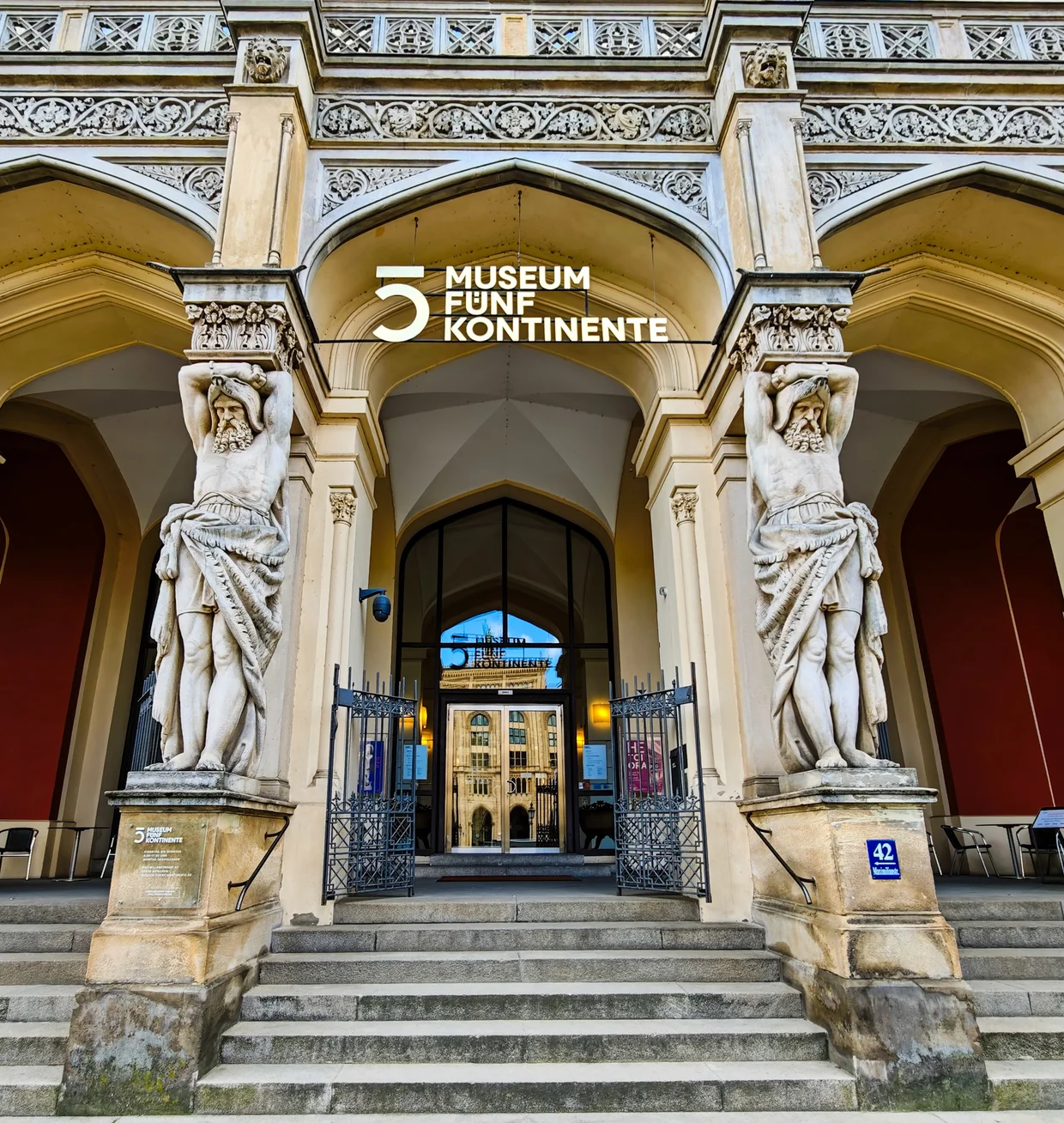 Caryatid figures flanking the entrance to Museum Fünf Kontinente