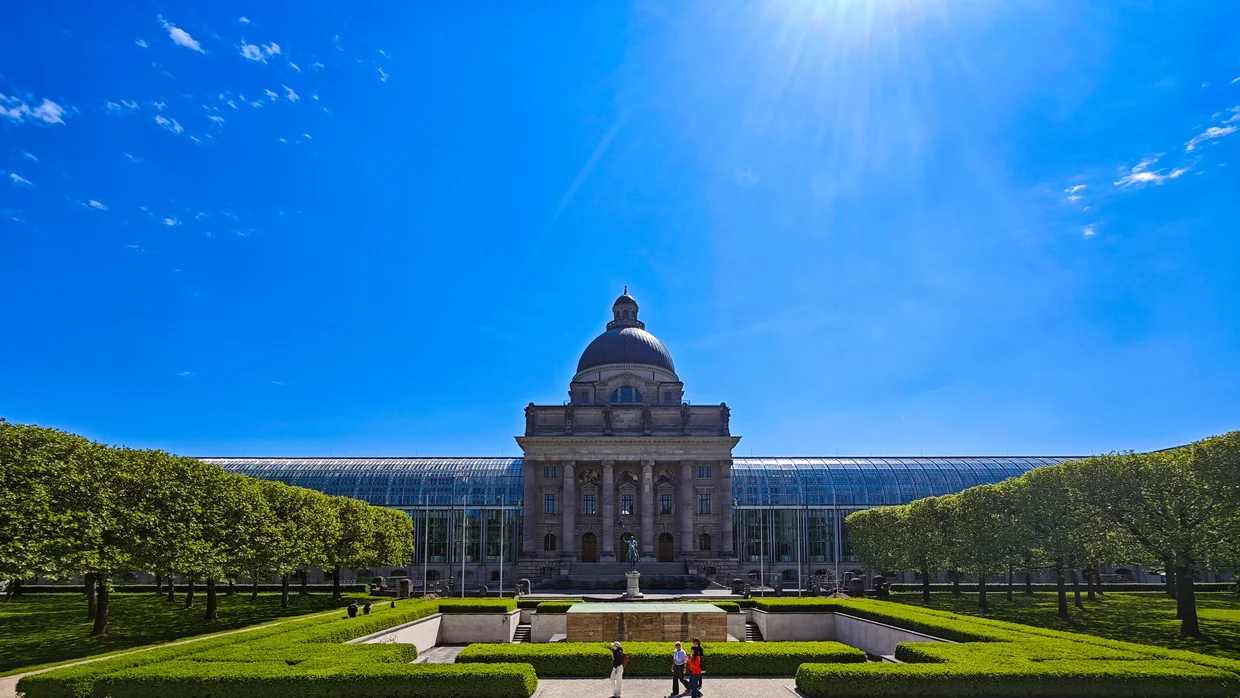 Bayerische Staatskanzlei with central dome and modern glass wings