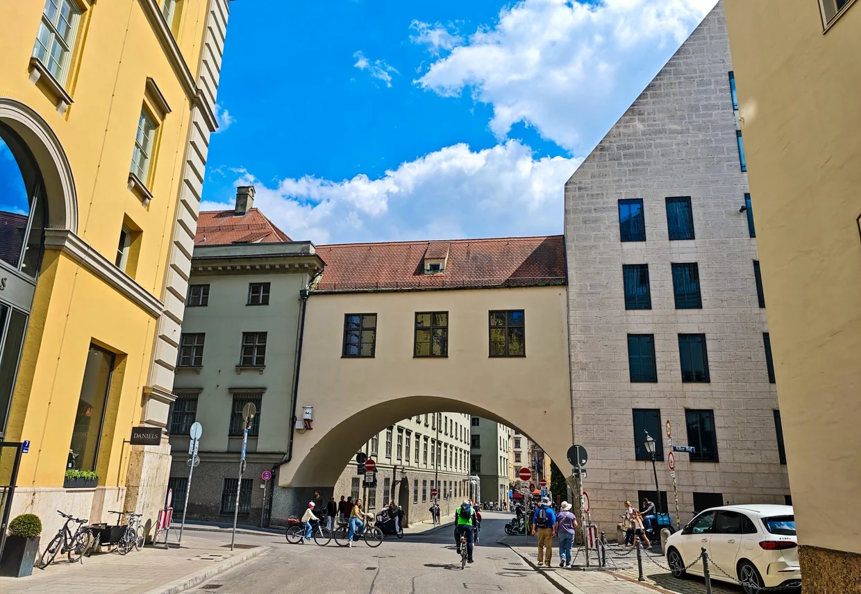 Stone archway connecting buildings near the Alter Hof and Hofbräuhaus