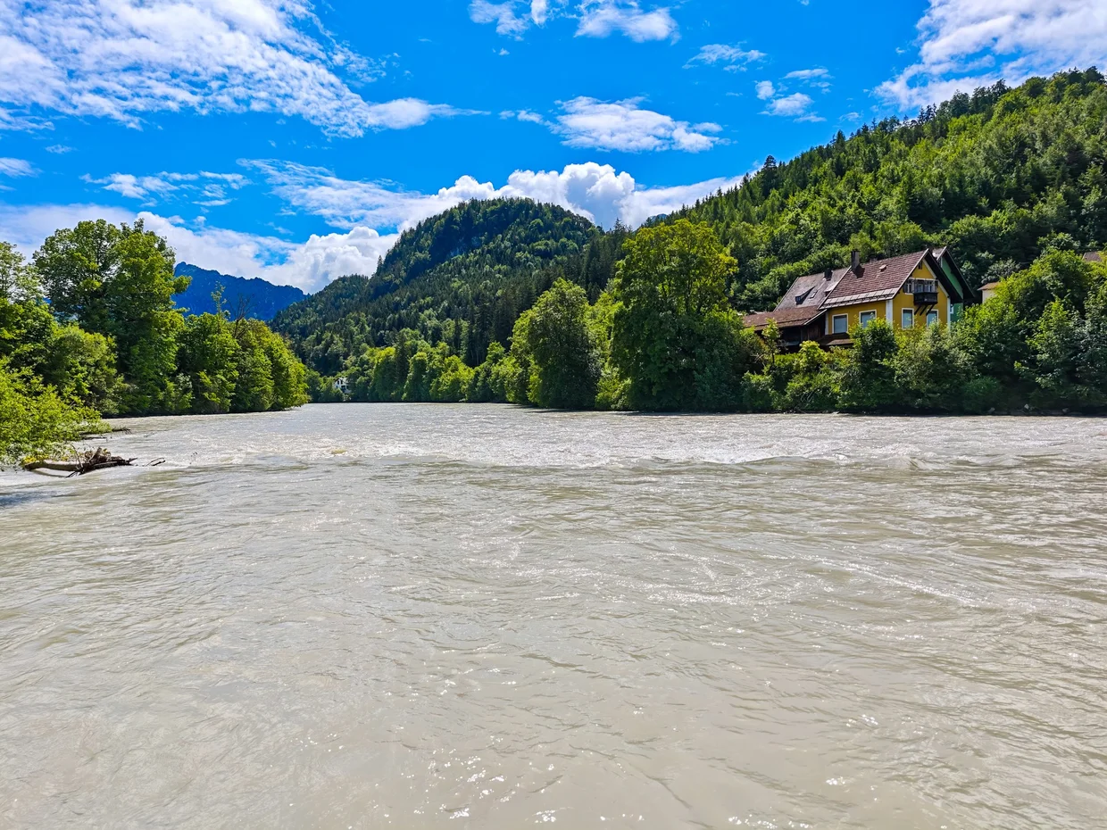 The Lech and a yellow house on the wooded bank