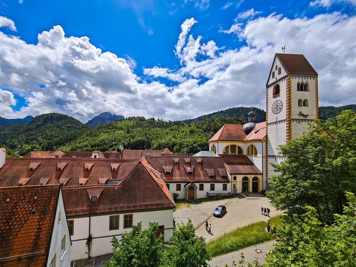 An elevated view over the monastery roofs to the Alps