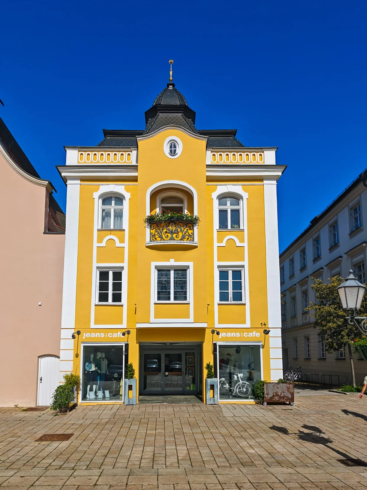 A yellow Bavarian Burgerhaus on the Marktplatz