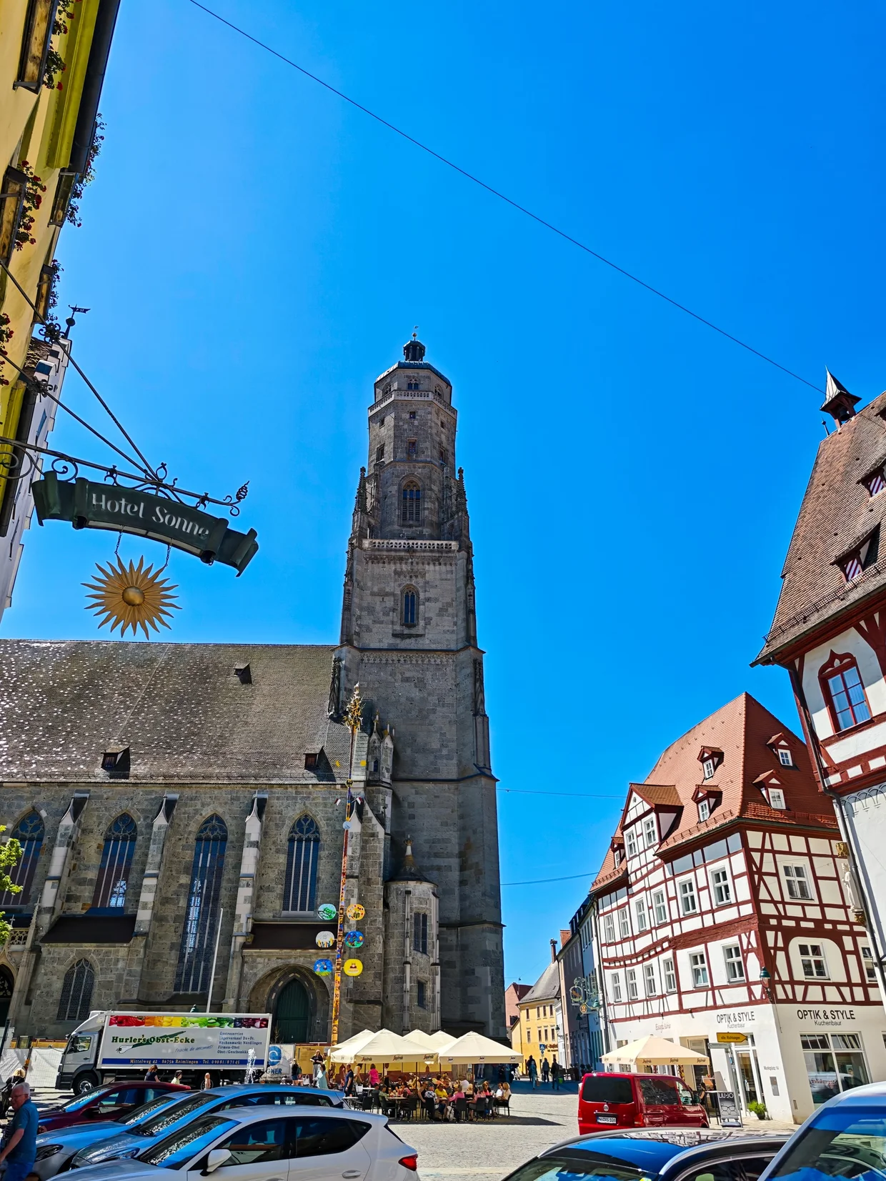Nordlingen's "Daniel" tower of St-Georg looming over the half-timbered houses