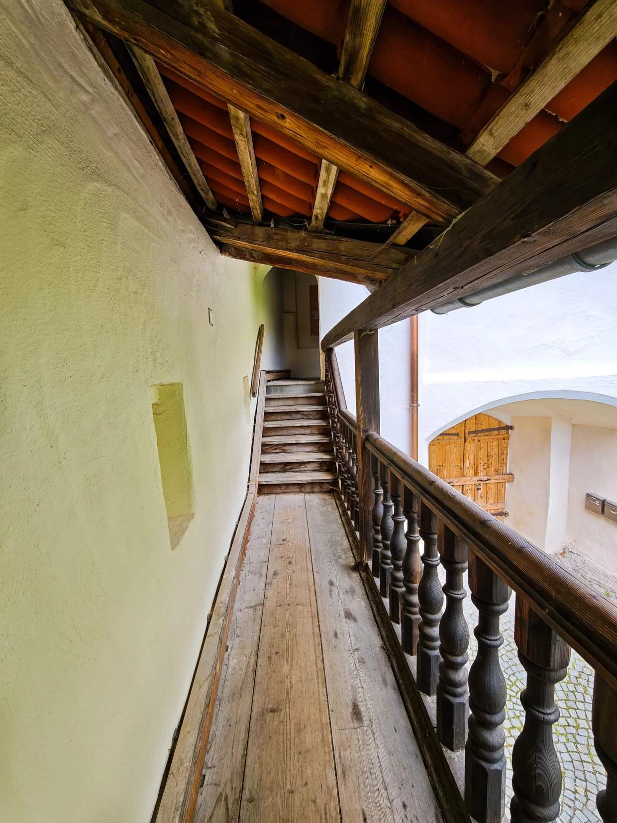 The covered wooden gallery running along the Hohes Schloss courtyard