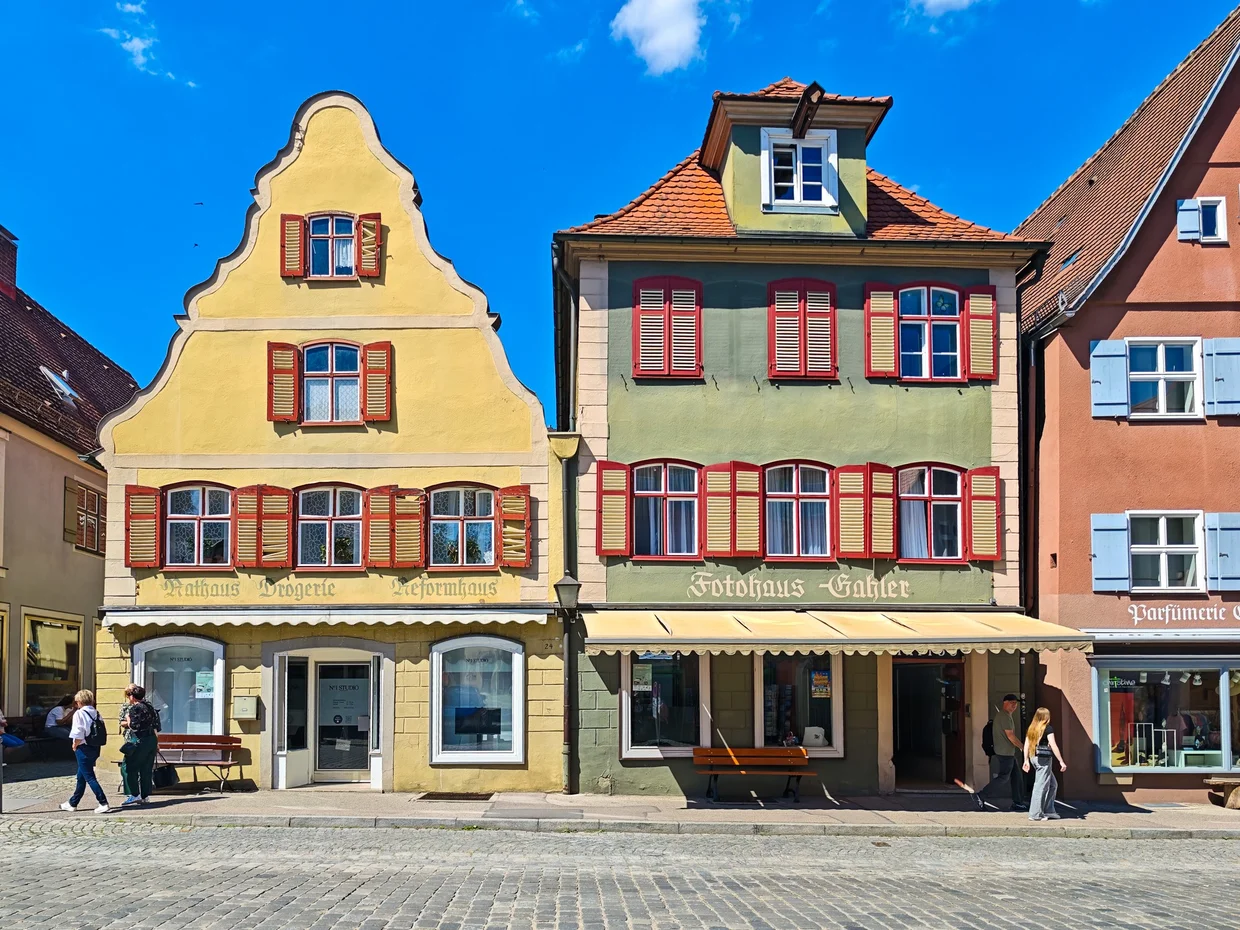Yellow Fotohaus facade flanked by green and pink neighbours