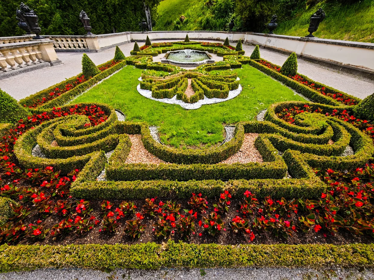 The parterre's embroidery-pattern flower beds