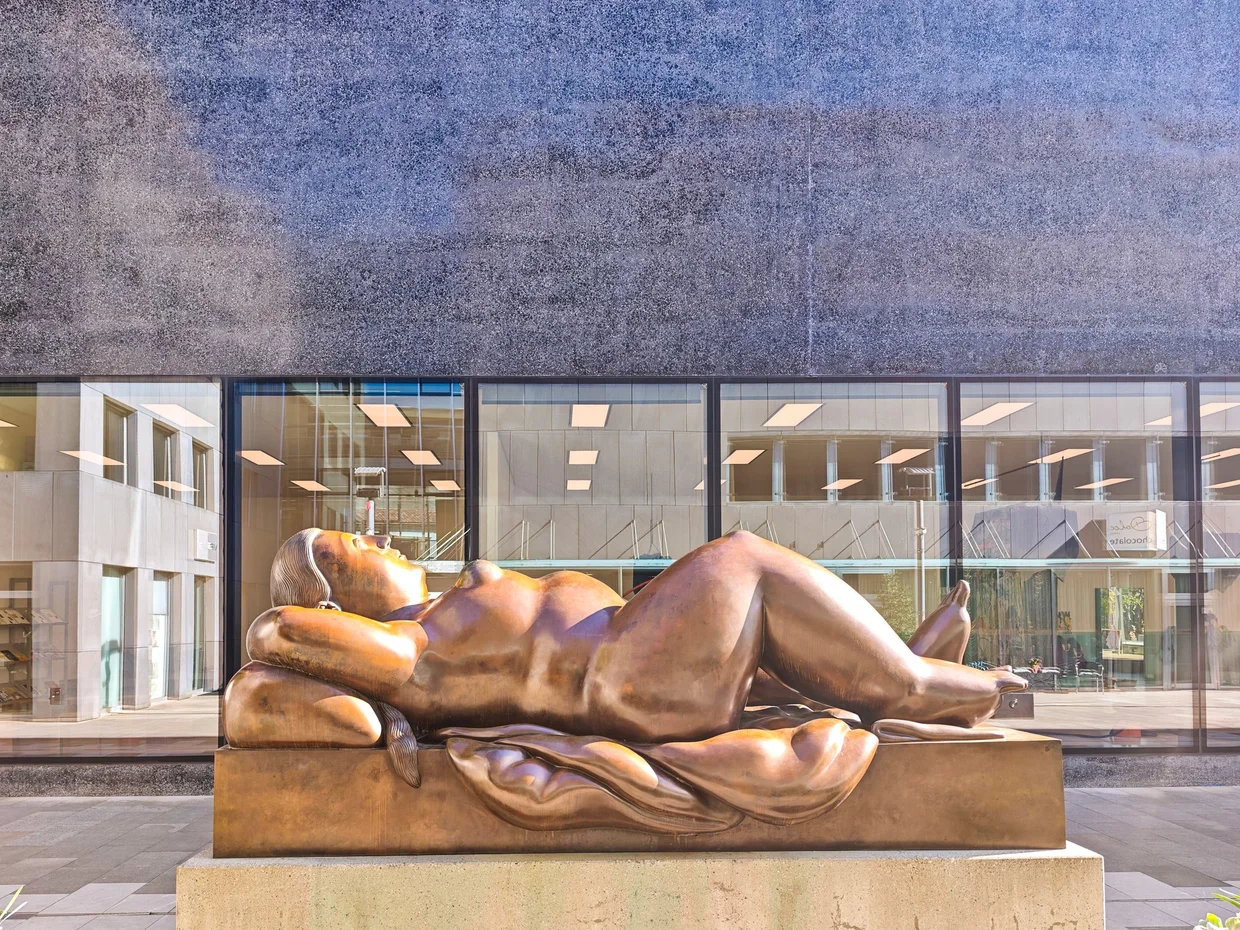 Reclining nude bronze sculpture in front of the Kunstmuseum