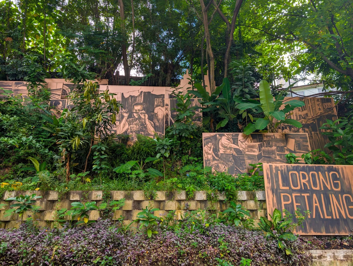 Lorong Petaling sign and wall mural