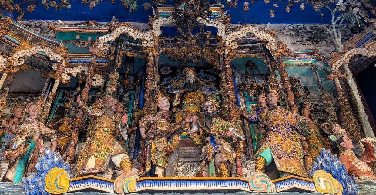 Khoo Kongsi's roof figures, deeply busy