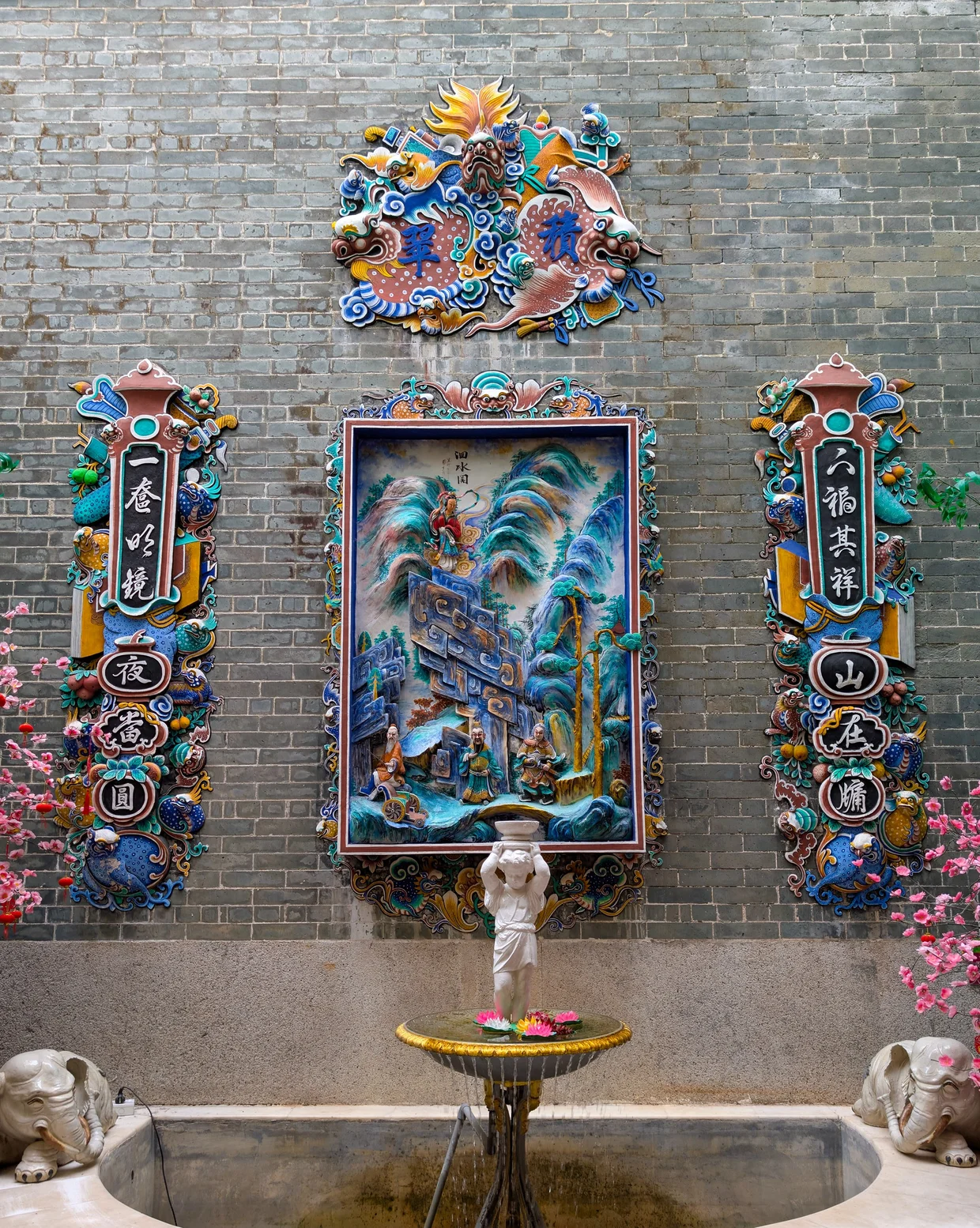 Khoo Kongsi side mural and fountain