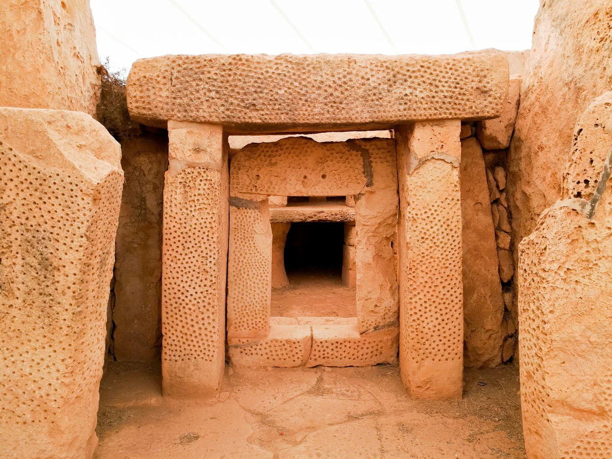 Trilithon passage with pitted decorations creating a telescoping effect