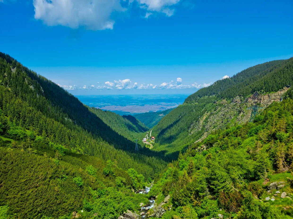 A green valley opening below the Transfăgărășan