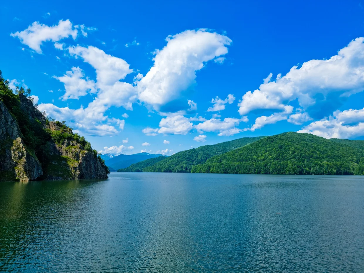 Lake Vidraru under a bright sky
