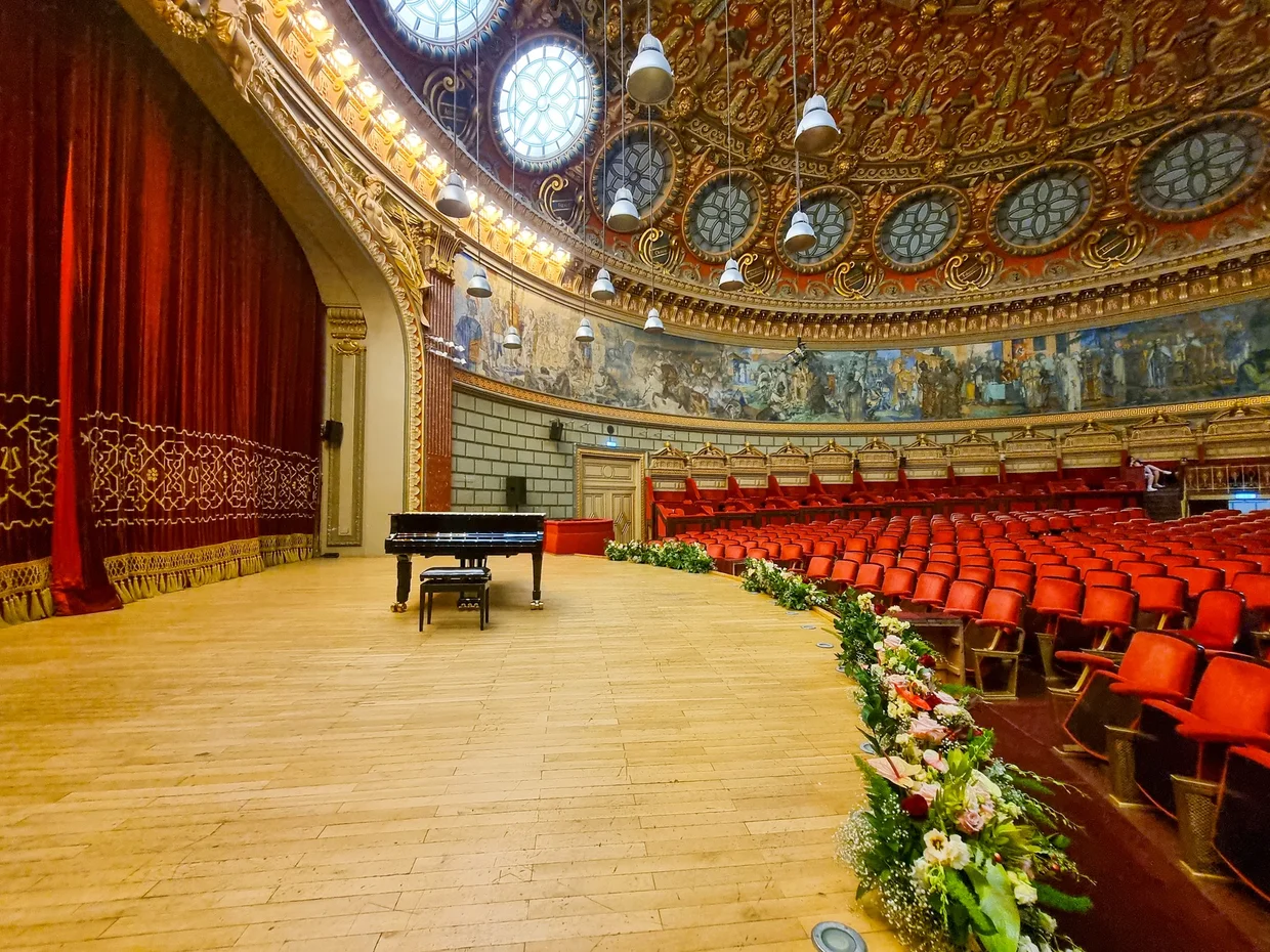 The stage and grand piano in the circular hall