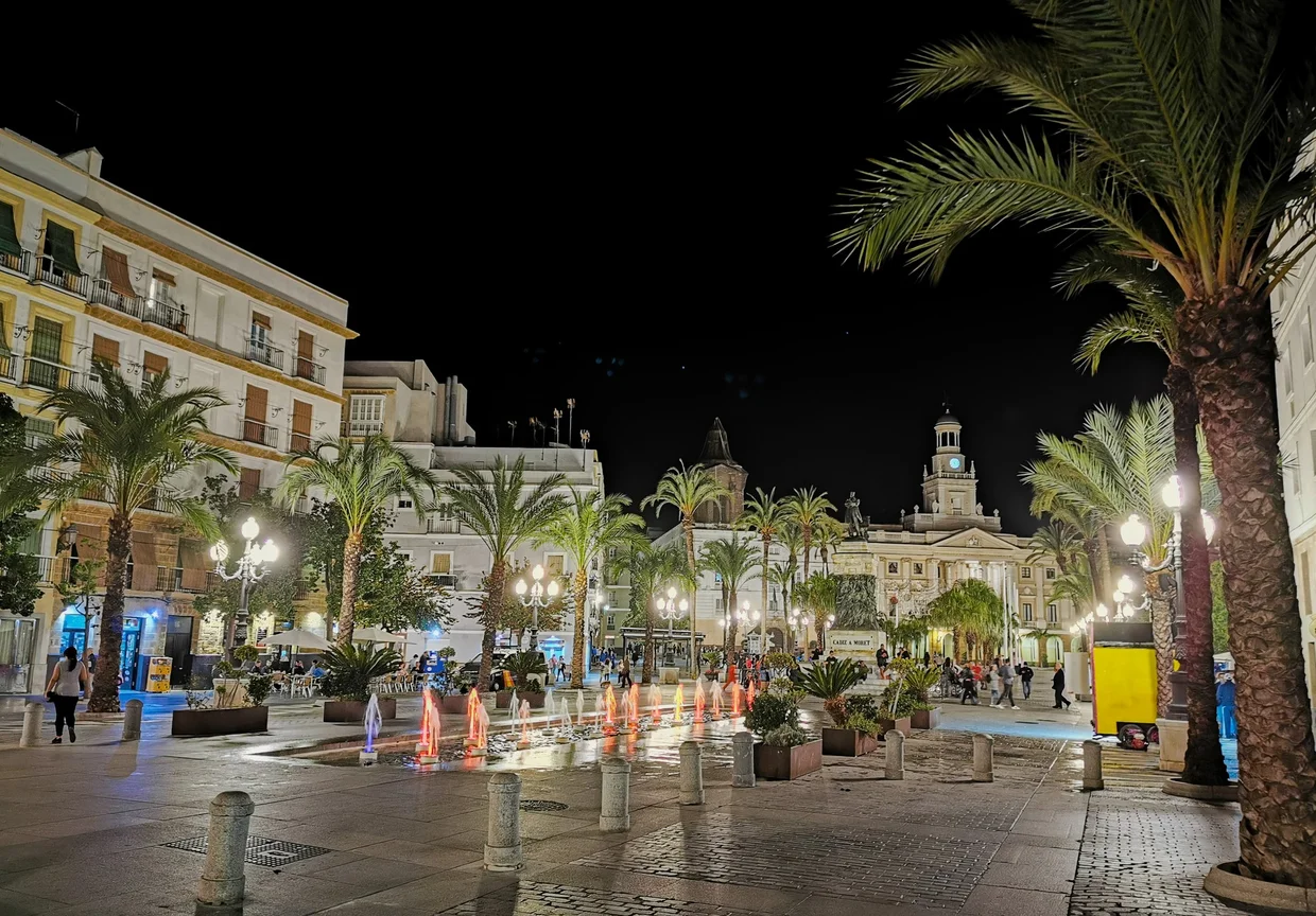 Plaza San Juan de Dios at night