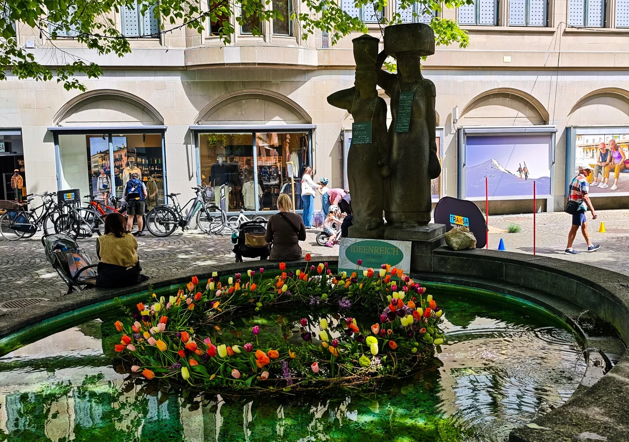 Tulip-ringed Marktplatz fountain with sculpted figure