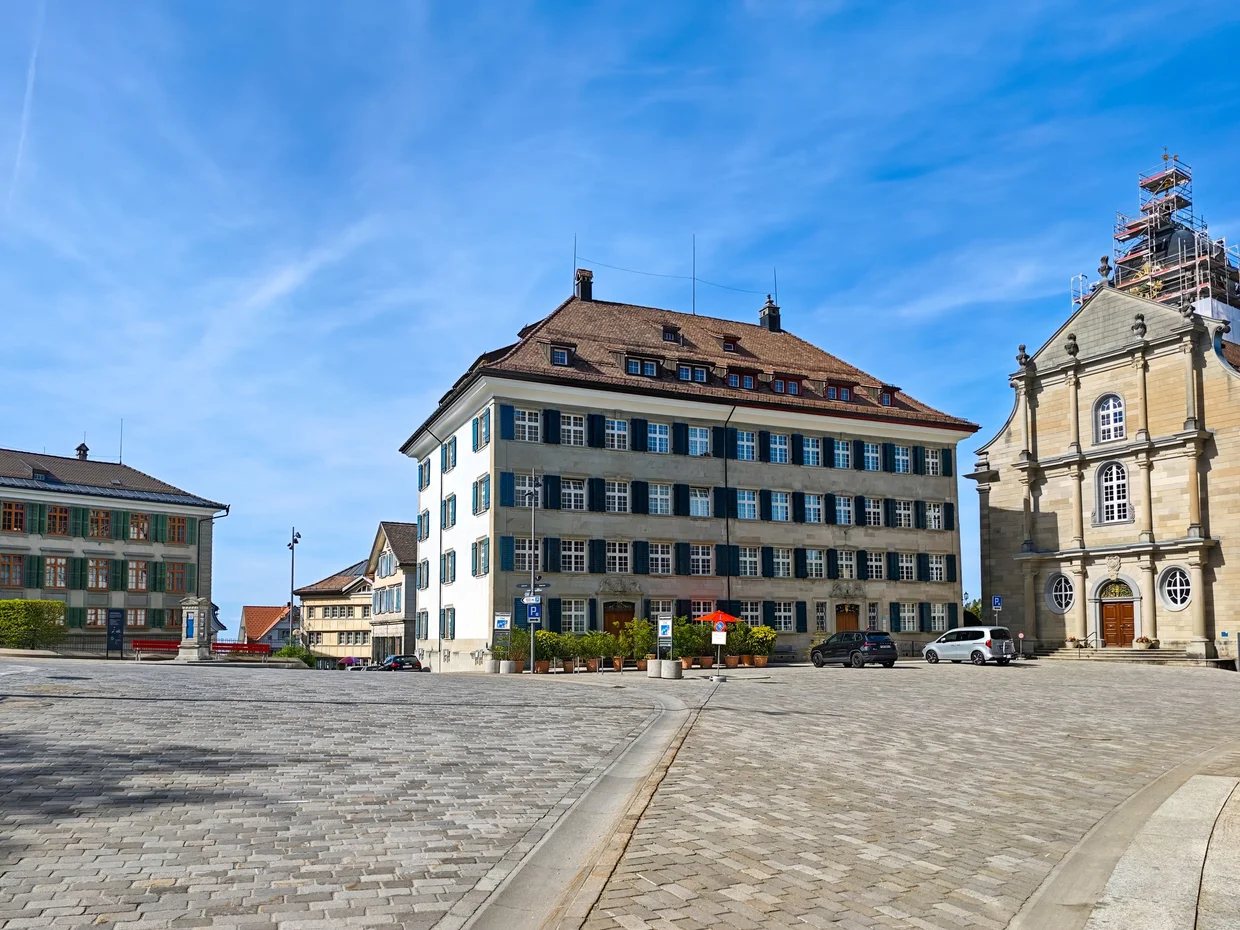 Trogen's main square with the Honnerlag mansion and the old church